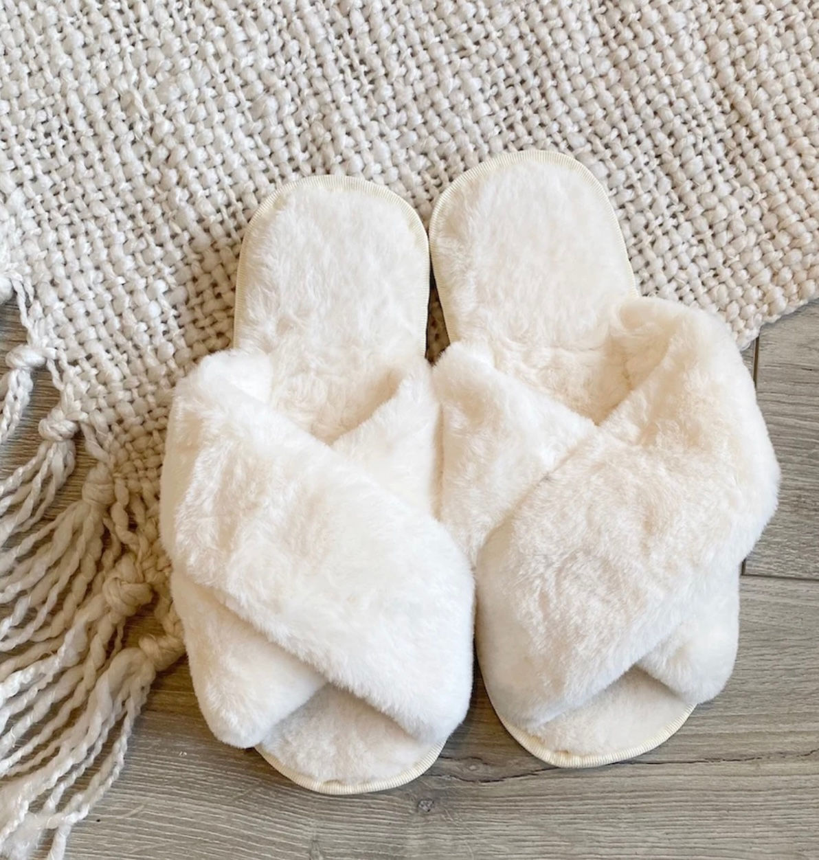 Skylar Fluffy Slippers in White