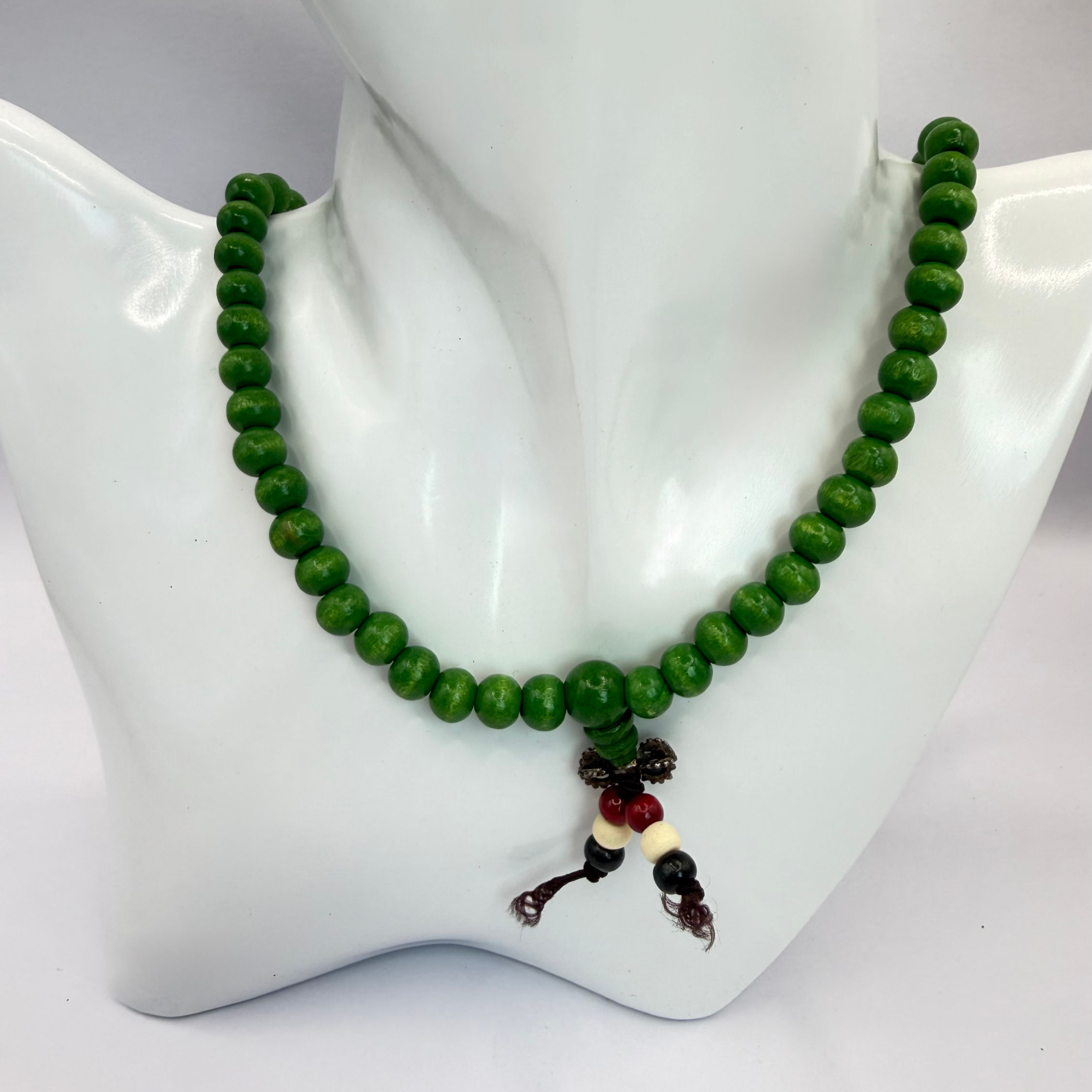 Energetisierte Schutzkette, Wickelarmband, grün mit weißen und roten Perlen