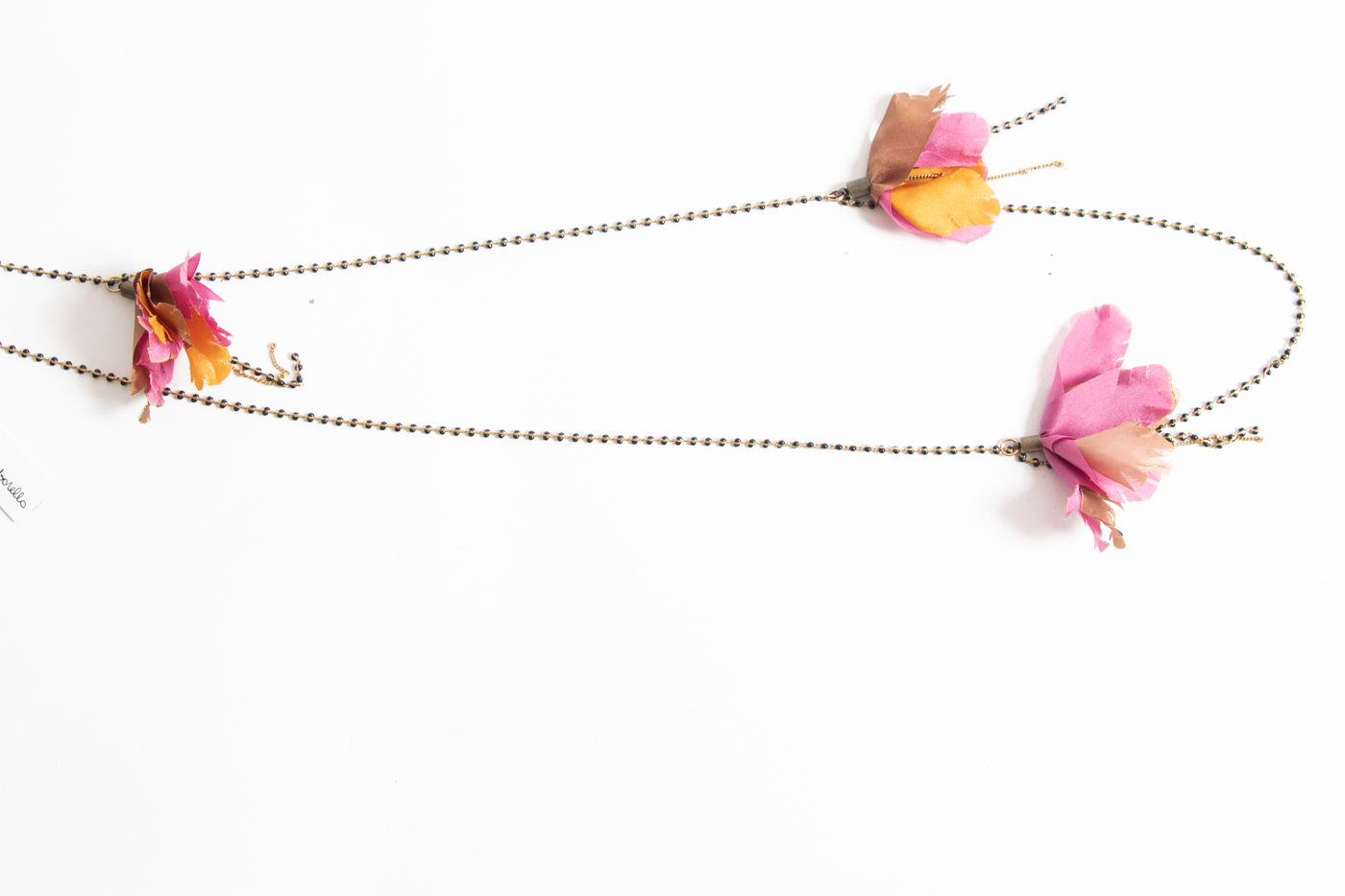 TATABORELLO - collana lunga con fiori di tessuto rosa