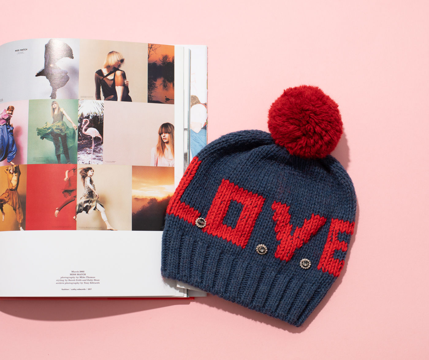 LE CHAPEAU - Cappello ricamo LOVE con pon pon rosso