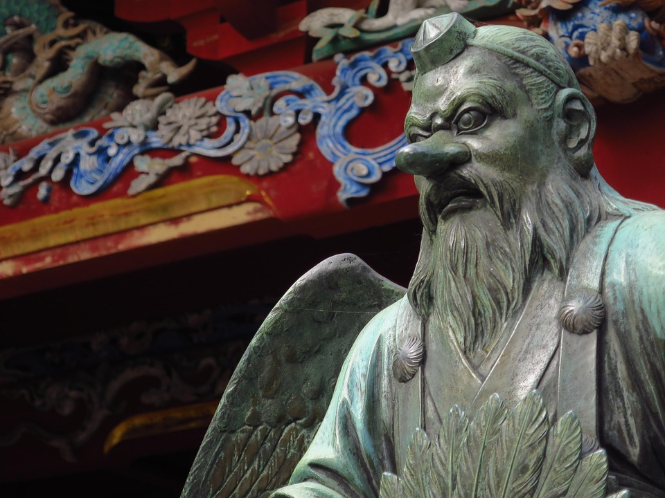 Daitengu (大天狗) – Gran Tengu: tienen rostro humano con nariz larga y se les considera más poderosos y sabios.