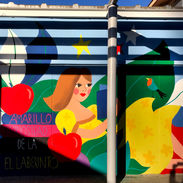 mural azulpatio dibujando la palabra ies guardo chica 4.jpeg