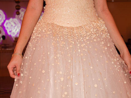 Quais tipos de trajes para festas devo escolher para os meus convidados?