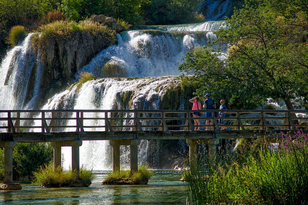 Cascades et passerelle de Skradinski buk dans le parc national de Krka