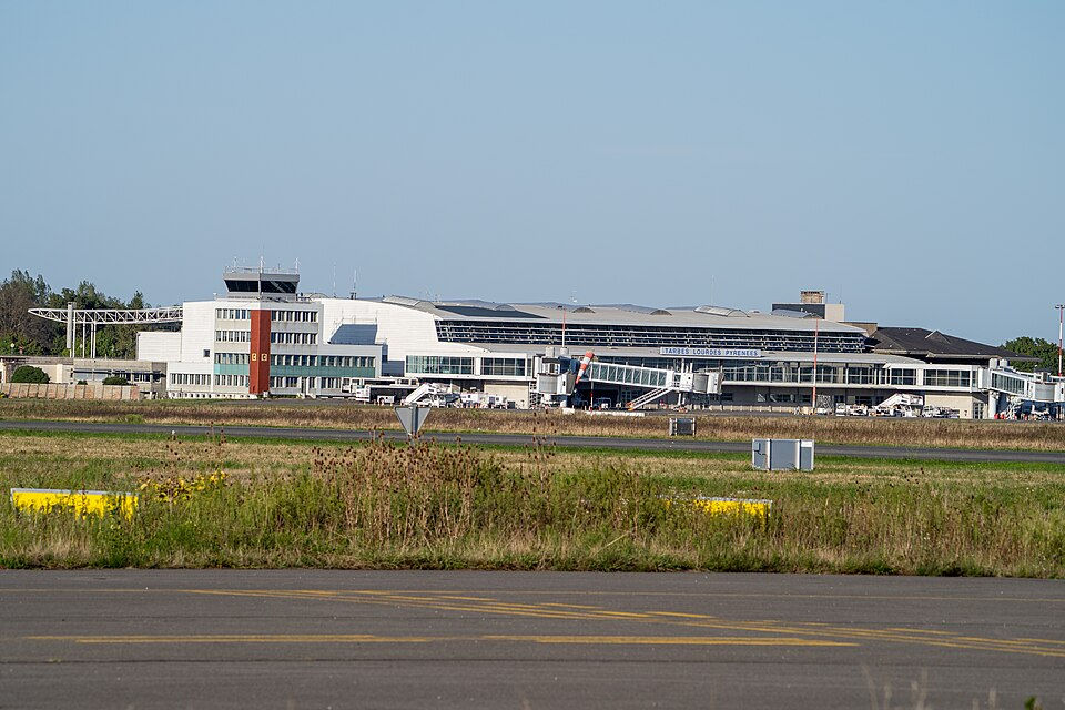 Vue de l’aéroport de Tarbes-Lourdes-Pyrénées, où un projet de halte ferroviaire est à l’étude.