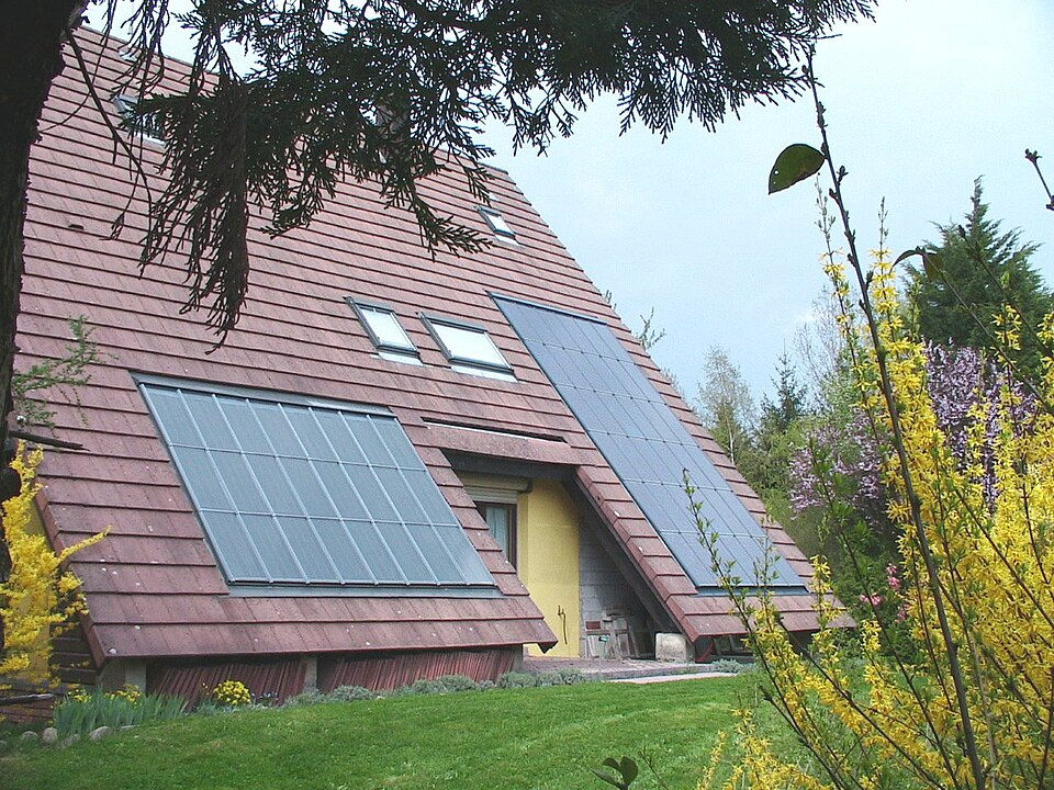 Panneaux solaires thermiques et photovoltaïques installés sur une toiture