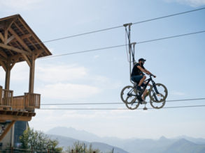 Un participant profite d'une activité spectaculaire à Hautacam dans les Hautes-Pyrénées.