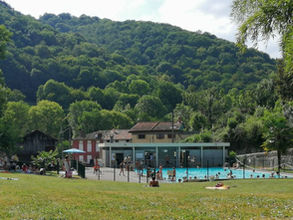 La piscine d'Aspet entourée par les montagnes du Comminges.