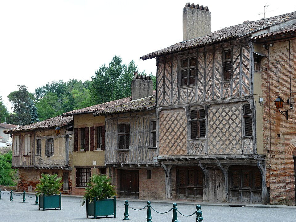 Maisons à colombages dans le village médiéval de Rieux-Volvestre en Haute-Garonne