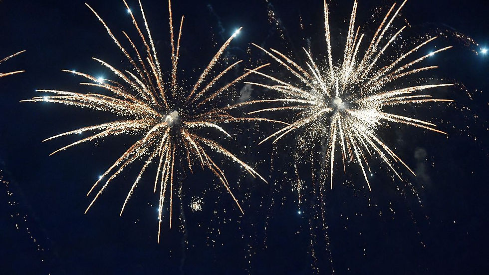 Feu d'artifice illuminant le ciel à l'occasion des festivités du 14 Juillet dans le Comminges.
