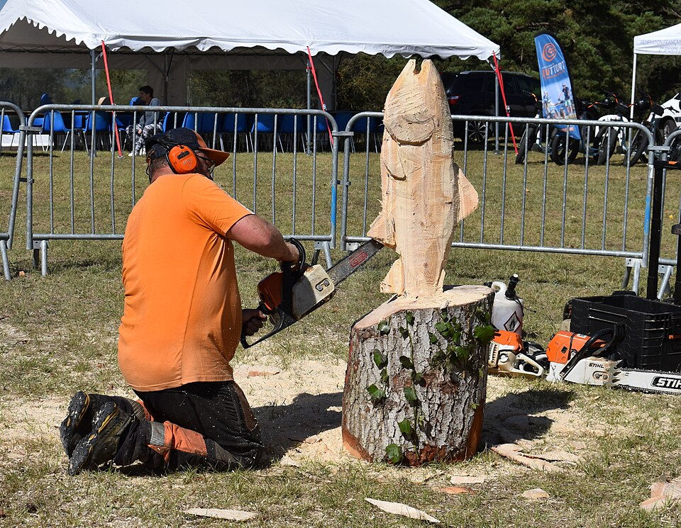 Démonstration de sculpture à la tronçonneuse lors d'une fête du bois