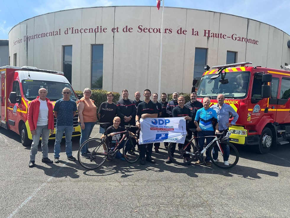 Les cyclistes engagés dans le défi solidaire de 1 200 km entre Toulouse et Rennes, aux côtés des sapeurs-pompiers de la Haute-Garonne, avant leur départ au profit de l'Œuvre des Pupilles des sapeurs-pompiers.
