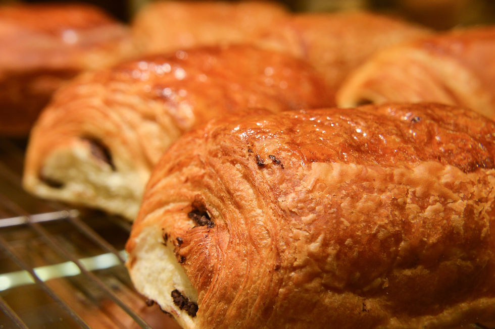 Une chocolatine sur un comptoir de boulangerie artisanale.