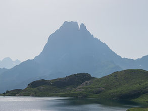 Pic du Midi d’Ossau dominant un lac dans les Pyrénées