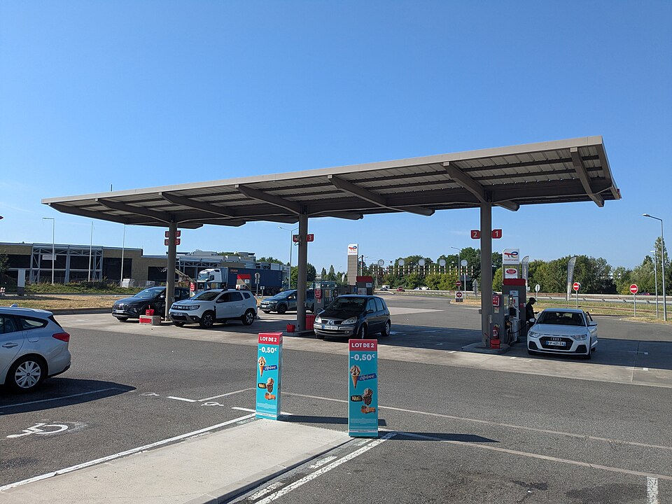 Station-service TotalEnergies – illustration d’un article sur l’approvisionnement en carburant dans le Comminges