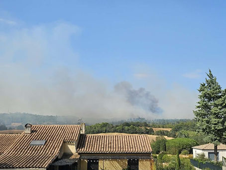 Important incendie de végétation près de Carcassonne avec un important panache de fumée.
