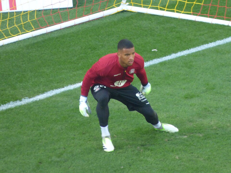 Guillaume Restes, gardien du Toulouse FC, sur la pelouse avant un match