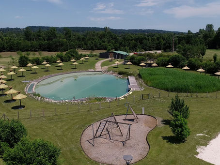 Vue aérienne d'un espace de baignade naturelle au cœur des Pyrénées.