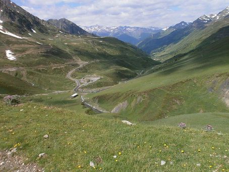 Vue panoramique du col du Tourmalet près de La Mongie, avec les Pyrénées en arrière-plan.