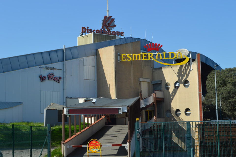 Façade de la discothèque Esmeralda à Toulouse, établissement emblématique de la vie nocturne toulousaine qui a annoncé sa fermeture définitive après 28 ans d'activité.
