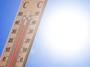 Thermomètre affichant près de 40 °C sous un ciel bleu pour illustrer le retour des fortes chaleurs en Comminges et en Occitanie.