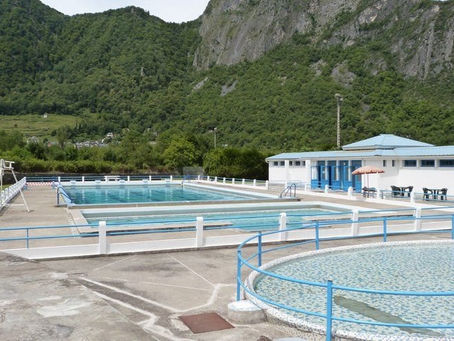 Vue de la piscine municipale nichée au cœur des Pyrénées avant sa réouverture estivale.