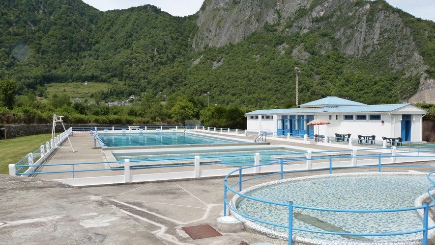 La piscine municipale, entourée par les montagnes des Pyrénées, s'apprête à accueillir de nouveau les visiteurs pour la saison estivale.