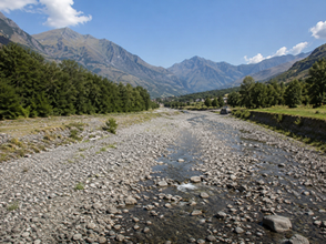 Paysage des Pyrénées avec une rivière au faible débit illustrant les nouvelles restrictions d'eau dans le Comminges.