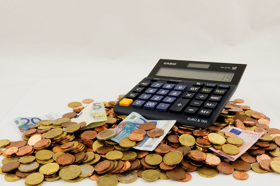Une calculatrice entourée de pièces et de billets en euros, symbole des remboursements d'impôt versés à des millions de contribuables français.