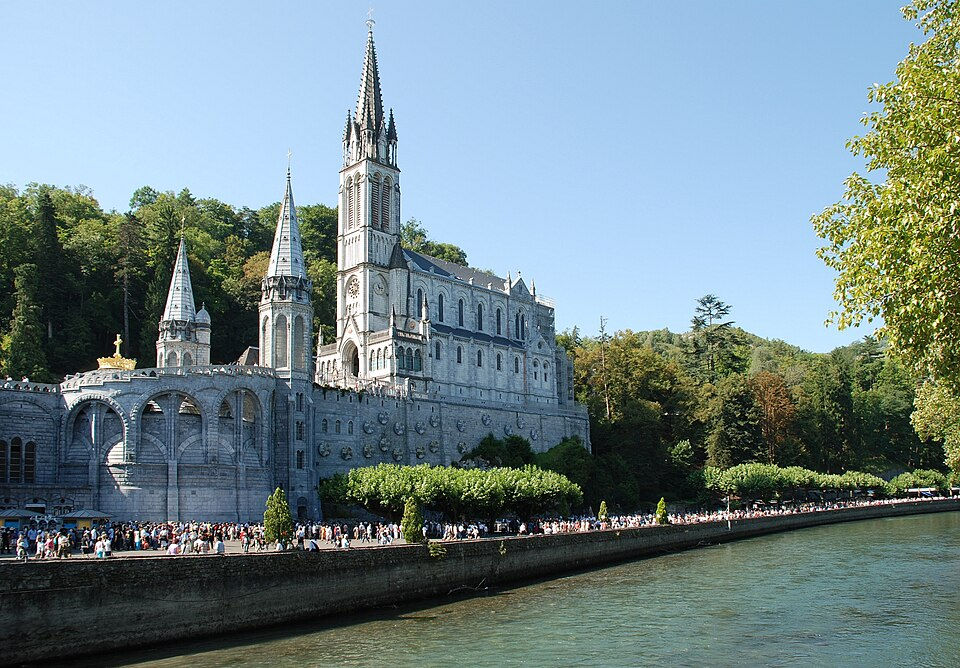 Sanctuaire Notre-Dame de Lourdes dans les Hautes-Pyrénées