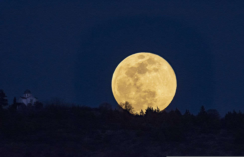 Pleine Lune du Cerf se levant dans le ciel du Comminges en Occitanie.
