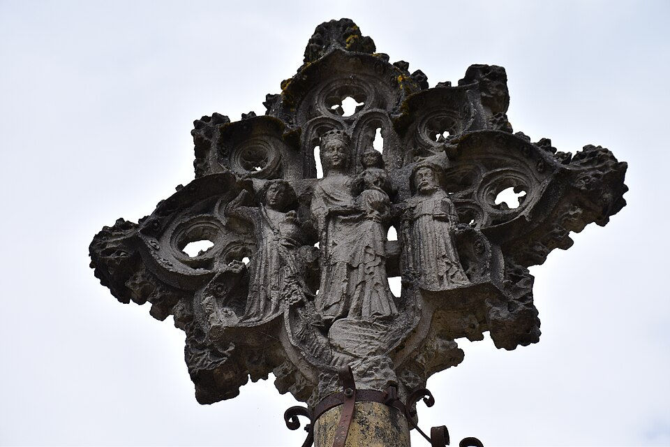 Détail d’une croix sculptée à Saint-Martory dans le Comminges