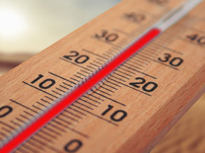 Thermomètre affichant une forte chaleur lors de la canicule en Occitanie et dans le Comminges.