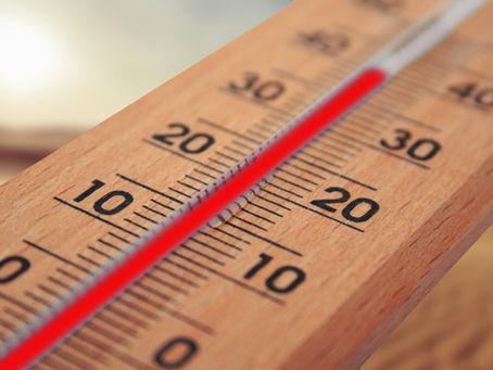 Thermomètre affichant une forte chaleur lors de la canicule en Occitanie et dans le Comminges.