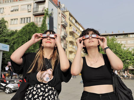 Des personnes portent des lunettes spéciales pour observer une éclipse solaire en toute sécurité.