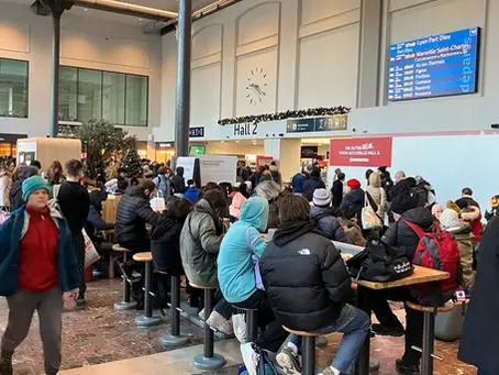 Voyageurs bloqués dans la gare de Toulouse-Matabiau après l'interruption du trafic ferroviaire.