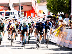 Le peloton de la Route d'Occitanie lors d'une arrivée au sprint devant le public.