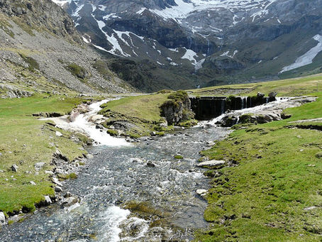 Ruisseau de montagne dans les Pyrénées, une eau limpide qui peut pourtant présenter un risque d'intoxication.