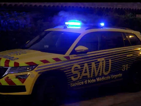 Véhicule de secours intervenant de nuit, illustration d'une enquête ouverte après le décès d'un enfant près de Saint-Gaudens.