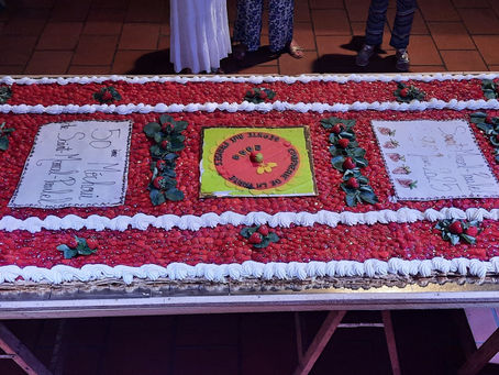 Tarte géante aux fraises préparée à Lapeyrouse-Fossat près de Toulouse.