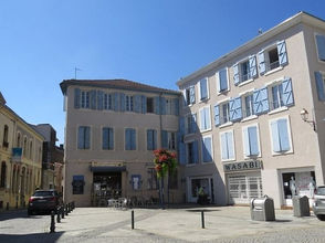 Place Saint-Raymond à Saint-Gaudens sous un ciel bleu lors d'un épisode de fortes chaleurs dans le Comminges.