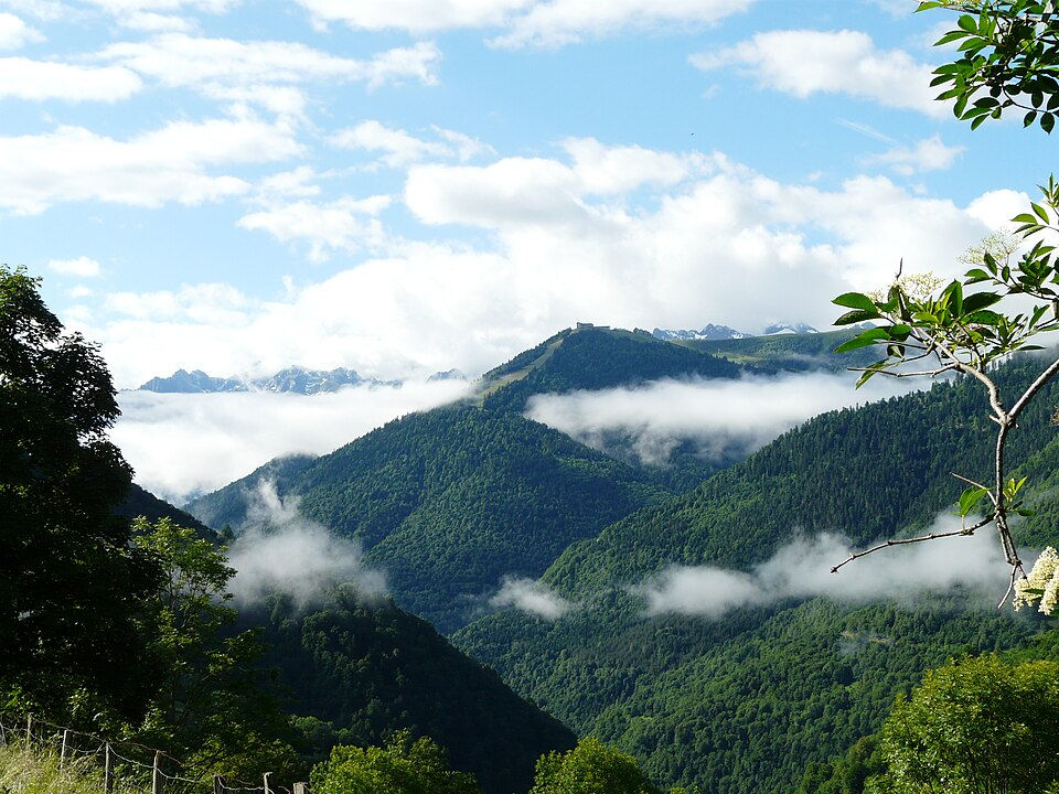 Vue sur Superbagnères et les Pyrénées sous un ciel nuageux en Haute-Garonne