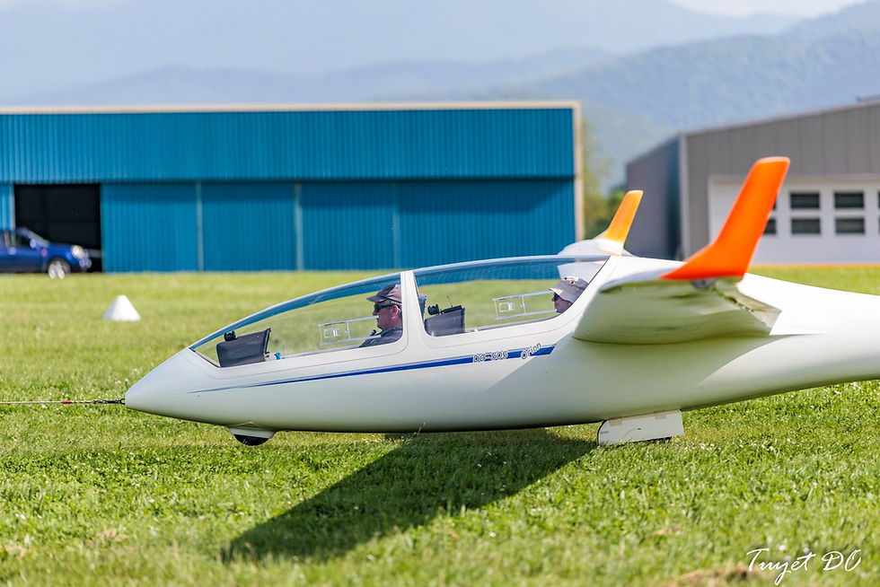 Planeur biplace sur l’aérodrome de Saint-Gaudens–Montréjeau à Clarac