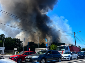 Un impressionnant panache de fumée noire s'élève après un important incendie au nord de Toulouse, entraînant l'évacuation d'un camping.