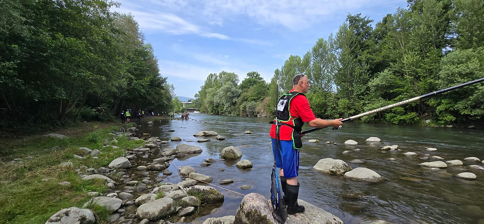 Un pêcheur en pleine compétition sur la Garonne lors du Championnat du monde de pêche aux appâts naturels organisé à Clarac et Saint-Gaudens.