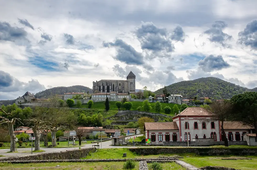 Perché au cœur du Comminges, Saint-Bertrand-de-Comminges est l'un des villages les plus emblématiques du territoire grâce à son patrimoine exceptionnel.