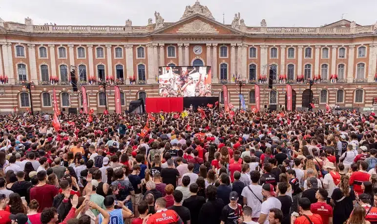 Foule rassemblée place du Capitole à Toulouse lors d'une retransmission sur écran géant.