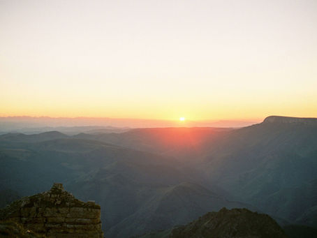 Vue sur les Pyrénées dans le Comminges, un lieu idéal pour observer l'éclipse solaire du 12 août.
