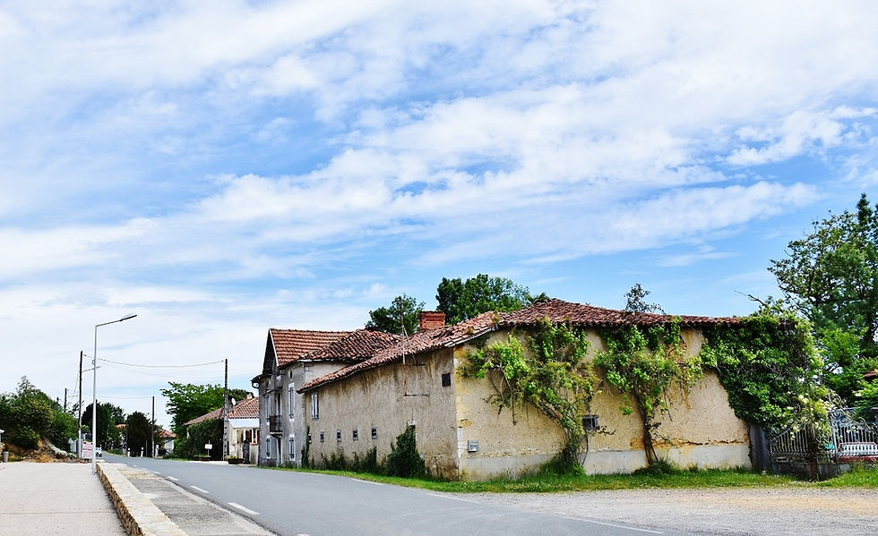 Vue d'une rue du village de Saint-Ignan, dans le Comminges, avec ses habitations typiques et son cadre paisible. La commune a récemment appelé les habitants à renforcer leur vigilance