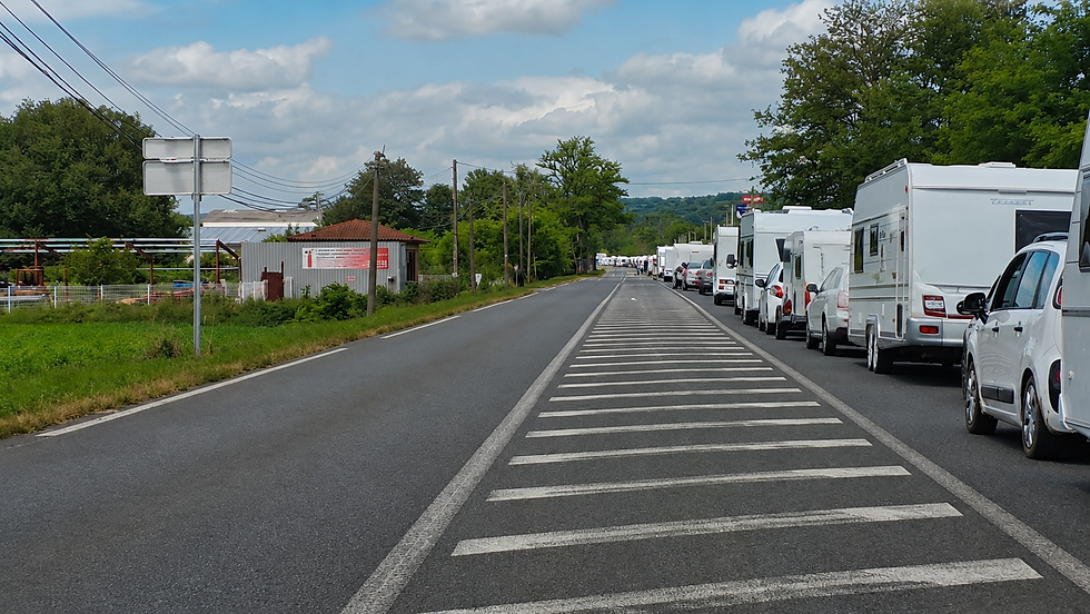 Des dizaines de caravanes et camping-cars aperçus à Villeneuve-de-Rivière dans le Comminges.